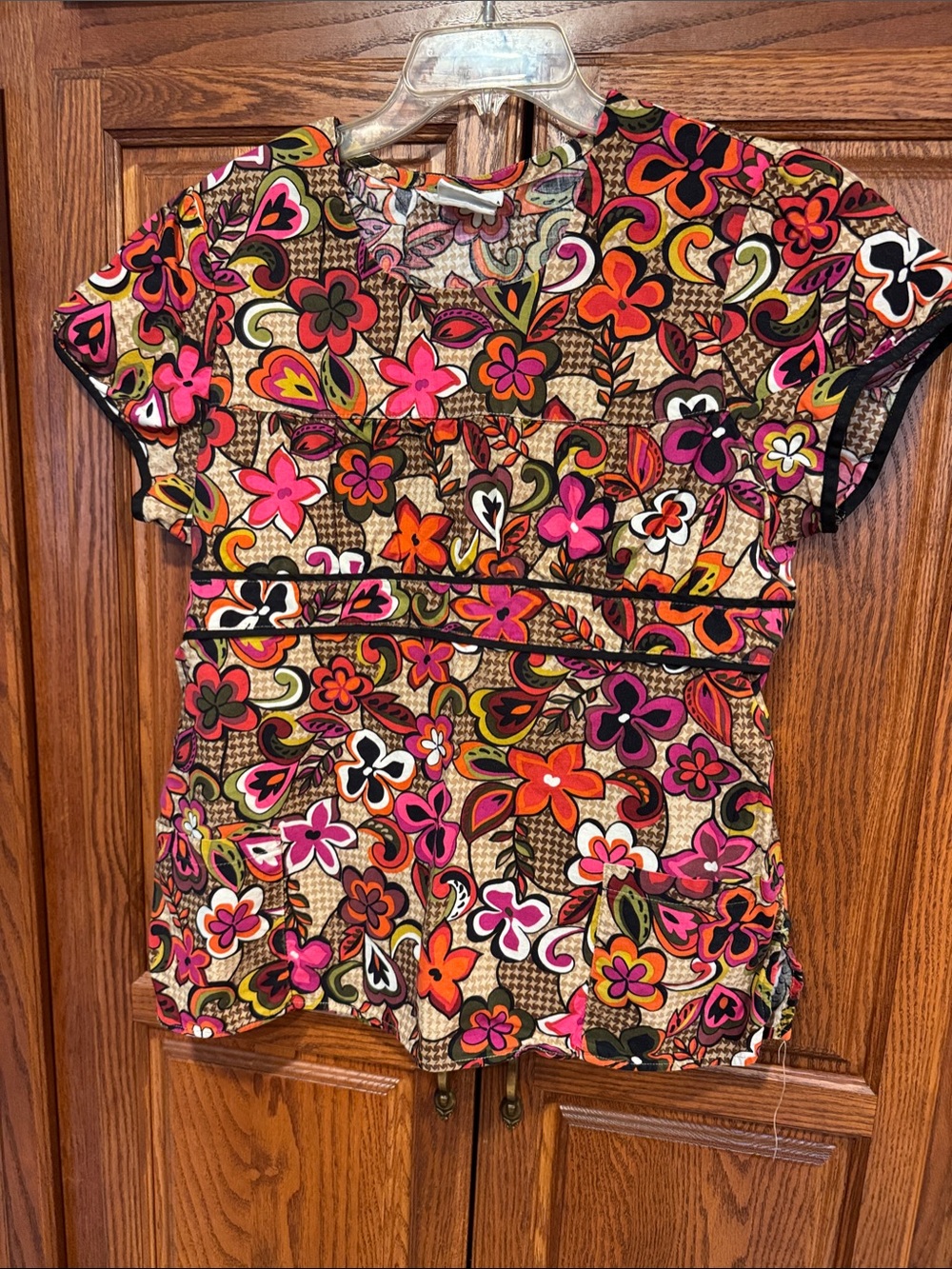 Life Women’s Floral Print Short Sleeve scrub Top - Pink & Orange- like New!